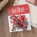 Dettaglio di fiocchi in tessuto rosso ed elastici per capelli a forma di orso su legno - Stile Fiocco Plaid Floreale