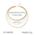 Vue détaillée du collier triple épaisseur en acier doré avec dimensions - Style Triple Rang (HC-N40783) / Or