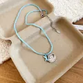 Dettaglio della collana di perline blu con ciondolo a conchiglia e stella - Collana di perline / Blu