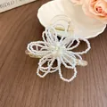 Gros plan sur une pince à cheveux avec perles en forme de fleur et nœud soyeux - Pince Crabe Fleur Nœud Perle / Blanc