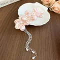 Élégante pince à cheveux fleur rose avec perles et glands en perles de cristal en cascade - Pince Croco Fleur Satin avec Gland / Rose