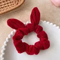 Dettaglio dell'elastico per capelli in velluto rosso scuro con orecchie di coniglio - Rosso