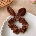 Dettaglio dell'elastico in velluto marrone scuro con nodo a orecchie di coniglio - caffè