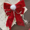 Dettaglio fiocco in velluto rosso con pompon bianco e pendenti di perle - Fiocco con Pompom