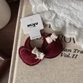 Détail d'élastiques à cheveux cœur rouge vin avec nœud en dentelle blanche sur carte - Élastique à Cheveux Coeur