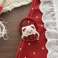Detailopname van de schattige geborduurde beer-aardbei haarwokkel met rood spiraaltouw - Beer Haarelastiekje