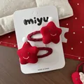 Détail de pinces à cheveux étoiles rouges tricotées avec broderie et pompons blancs - Clip BB Étoile