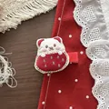 Detail van geborduurde witte beer haarspeld met aardbeipatroon en rode grosgrain lintclip - Beer Haarclip