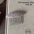 Détail d'un peigne à cheveux en feutre de laine floral avec fines dents en métal - Style Ligne Droite / Rose