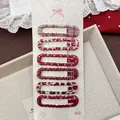 Détail de 6 barrettes rouges pour cheveux avec motifs léopard et carreaux vintage - Ovale Festonné