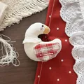 Schattige handgemaakte zwaan haarclip voor meisjes met rood geruite vleugels en kant - Zwaan Haarelastiekje