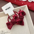 Paar wijnrode strik haarstrikjes voor meisjes met tweed textuur en satijnen detail - Strikstijl