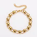 Vista detallada de una elegante pulsera de esferas huecas de acero chapada en oro de 18k. - 18.5cm / Dorado