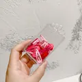 Detail van snoepkleurige metalen haarklemmen in een transparante plastic kroon-doosje - Waterdruppel Roze Gradiënt Groep