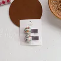 Detalle de dos pinzas para el cabello con estampado floral para niña en tarjeta blanca - Pequeño / Gris
