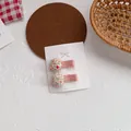 Detalle de pinzas para el cabello florales en tarjeta blanca con fondo rústico natural - Pequeño / Rosa
