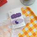 Set van twee paarse bloemen geborduurde haarspelden en een klem van geplooide stof - Donkerpaars