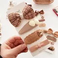 Detail von vierteiligen braunen Stoff-Haarspangen und 3D Bären-Haarnadeln für Mädchen - Plüschschleife Kombination