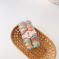 Gomas de pelo de colores con estampados lindos en caja y pequeña cesta tejida - Corazón Colorido