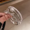 Vue détaillée d'un élégant bracelet jonc à trois couches avec perles et strass brillants. - 8# Bracelet-Argent Blanc Perle Perlée