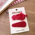 Rote Schleifen-Haarspangen aus Tweed und Cord für Mädchen auf einer dekorativen Karte - Gewebtes Tropfen Set