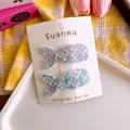 Dettaglio di fermagli per capelli a coda di pesce glitterati per bambine con paillettes colorate - Set Rosa E Blu