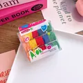 Vista macro de gomas de pelo elásticas para bebés en una caja de plástico clara - Colores Deslumbrantes