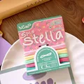 Detailaufnahme von fünf pastellfarbenen Haargummis auf MSMP-Blumenverpackung - 5 Stück / Rosa und Grün