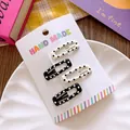 Detailansicht der vierteiligen Polka-Dot-Haarspangen auf einer handgefertigten Karte - Wellenförmiges Quadrat Punkte