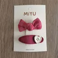 Detail van rode geruite strik haarspeld en fluwelen clip met hartvormige knoop - Snoep Strik Stijl / Roze Set
