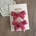 Dettaglio mollette per capelli a fiocco scozzese rosso con ciondoli a cuore in oro - Stile Fiocco a Coda di Rondine / Set Rosa