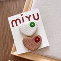 Detail von süßen Stoff-Herz-Haarklammern mit bunten Knöpfen in Weiß und Braun - Beige Kaffee