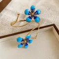Dettaglio del vivace fiore in smalto blu su un bracciale da braccio dorato moda - 22# Bracciale Aperto-Oro-Blu