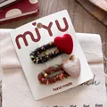 Détail de barrettes tricotées main avec cœurs en velours sur carte de marque - Ensemble De 5 Pinces À Cheveux Rouges