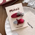 Detail süßer Stoff-Haarspangen mit Strickschleifen und Plüschbällen auf Displaykarte - 5-knopf-schleifenset