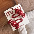 Détail de pinces à cheveux en velours côtelé bordeaux en forme de bonbon à pois - Rouge/Blanc