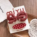Detailansicht handgemachter roter Polka-Dot Schleifen und Stoff-Haarspangen im Set - Punktmuster Schleife Gruppe