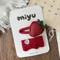 Détail des barrettes à cheveux fraise et dentelle sur une carte décorative - Clip BB Fraise