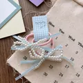 Coletero con lazo de perlas blancas y cinta azul a cuadros en tarjeta decorativa - Azul a Cuadros