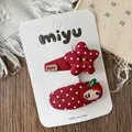 Détail de barrettes à pois rouges avec broderie de chat animé sur carte de présentation - Pois et Étoiles