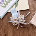Gelbes elastisches Haargummi mit weißer Perle und hellvioletten Bändern für Mädchen - Violettes Karo