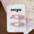 Set de pinzas para el cabello con lazos rosas y corazones de tela a cuadros sobre cartón - Estilo clip BB corazón rosa