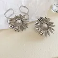 Dettaglio del set bracciale e anello a girasole in argento con petali testurizzati - Stile Girasole a Pieghe (84#) / Set di 2 pezzi / Argento