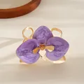 Dettaglio del bracciale rigido dorato con un grande fiore viola con effetto smalto - Bracciale rigido aperto / Viola