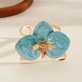 Bracciale rigido aperto a fiore dorato con elegante smalto blu - Bracciale rigido aperto / Blu
