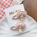 Détail d'une paire de pinces à cheveux champignons roses en tissu avec dentelle et perles - Barrette Champignon en Dentelle