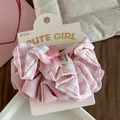 Dettaglio set elastici per capelli a quadretti rosa con bottone e fiocco - Rosa a Quadri