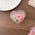 Detailopname van kleurrijke mini-haarklemmen in een hartvormige doos op houten tafel - 1-mickey Mouse 30