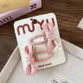 Dettaglio di fermagli per capelli con fiocco in tessuto rosa su cartoncino - Clip BB con Fiocco Rosa