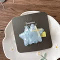 Gros plan sur une pince à cheveux étoile à paillettes avec petit nœud jaune - Bleu